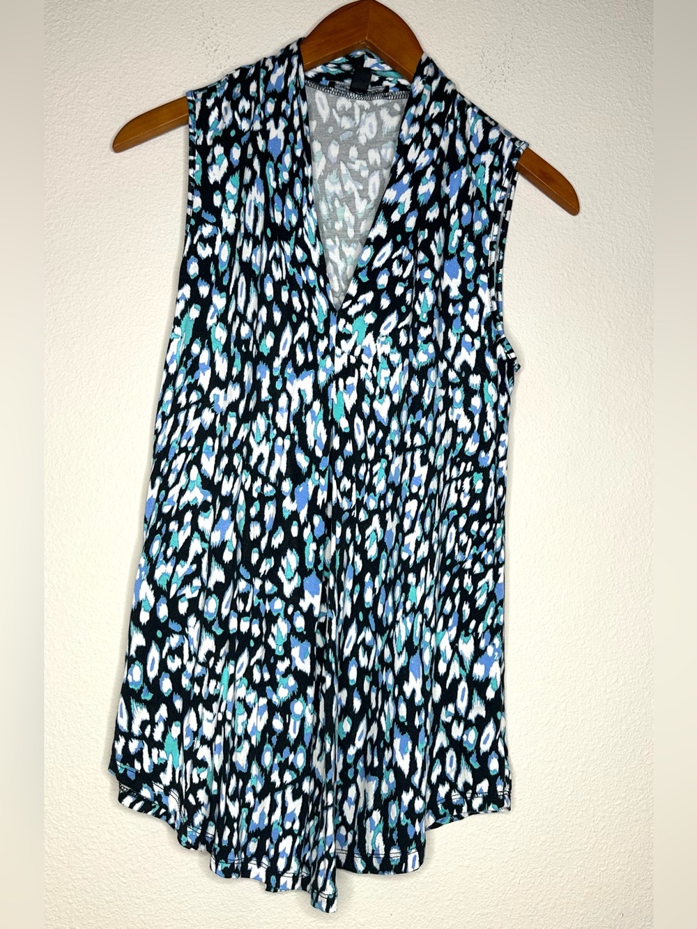 Cable & Gauge Animal Print Sleeveless V-Neck Knit Top Blue Black Stretch Size S - Picture 2 of 6